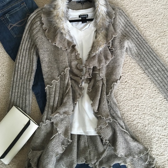 Long sweater with faux fur and ruffles