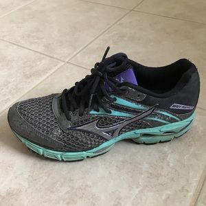 Women's size 8 mizuno shoes