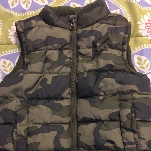 Camouflage puffer vest in excellent condition