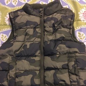 Camouflage puffer vest in excellent condition