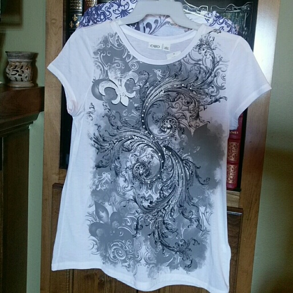Cato's LG.  White  Shirt w/ black & gray design