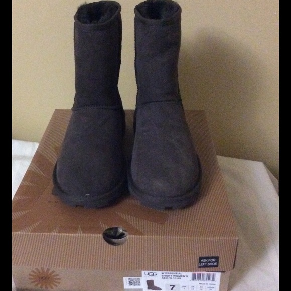 ❌SOLD❌ UGG Essential Short Booties - Picture 2 of 4