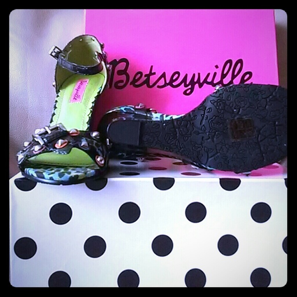 Betsey Johnson Jolie green wedge