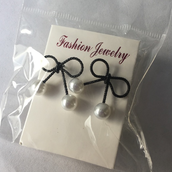 (O3) Bow Earrings - Picture 3 of 3