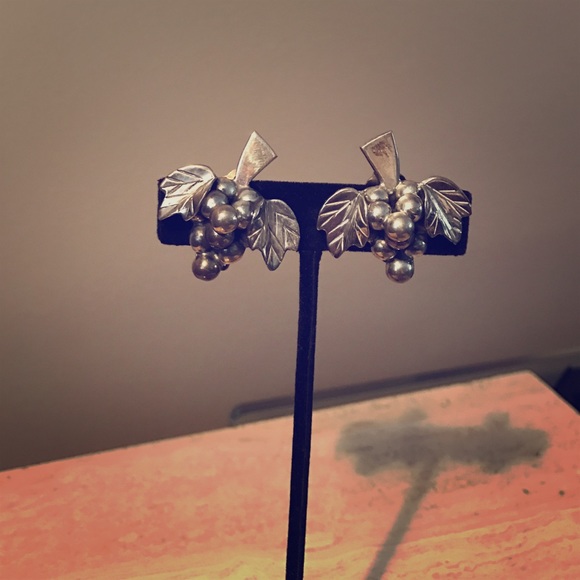Sterling vintage grapes on a vine clip