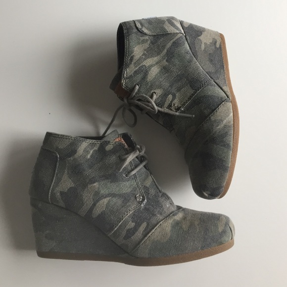 TOMS washed camo canvas desert wedge