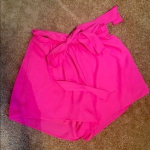 Hot pink bow shorts 💖
