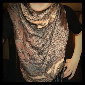 Neutral patterned scarf.