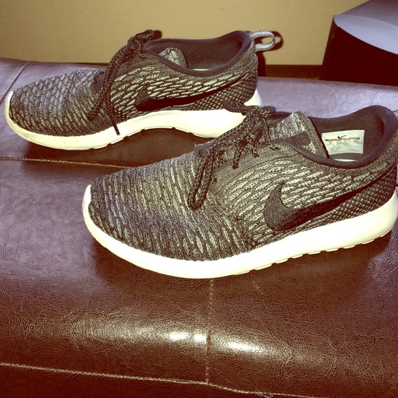 Women's size 9 Nike roshes