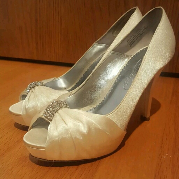 💍 Davids Bridal | Satin Heels | 6.5 💍