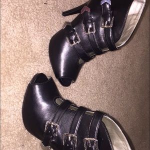 Nine west black leather buckle booties