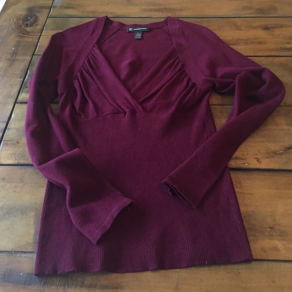 Beautiful neckline on this maroon sweater!