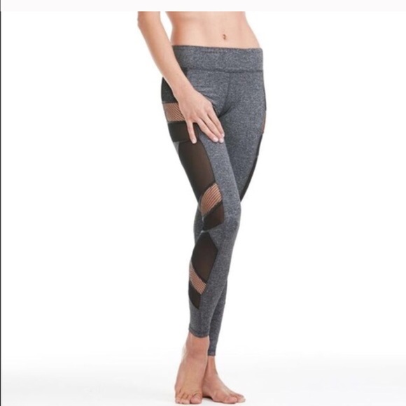 ⚡️The Sexy Mesh Yoga Panel Leggings in Charcoal⚡️ - Picture 2 of 3