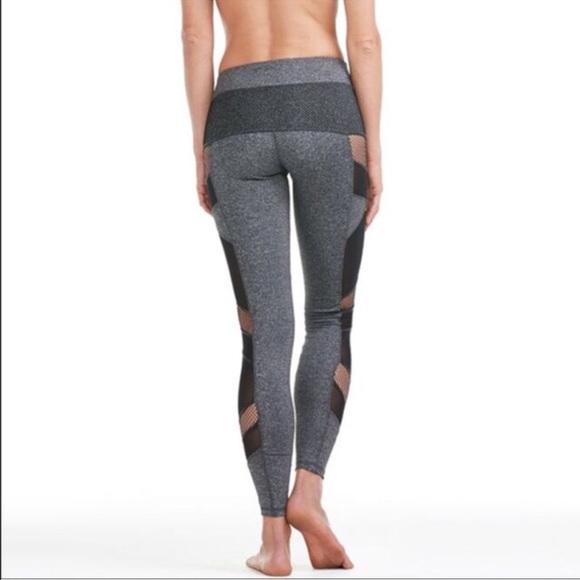 ⚡️The Sexy Mesh Yoga Panel Leggings in Charcoal⚡️ - Picture 3 of 3