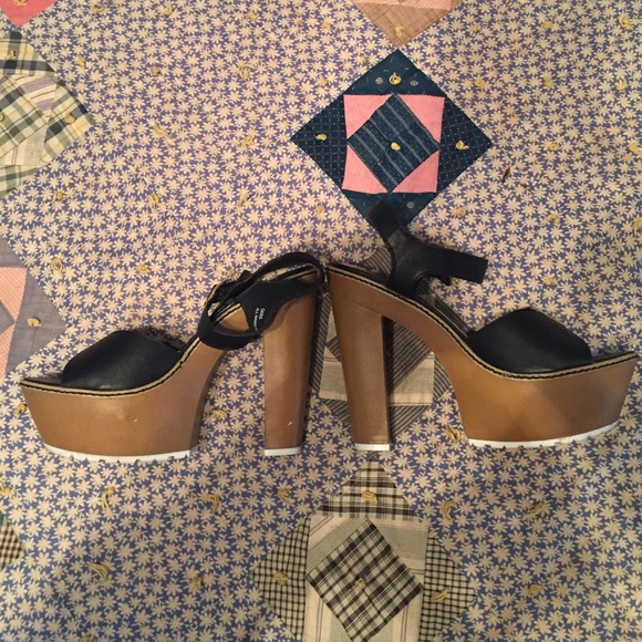 5" black peep toe strappy chunky heels. - Picture 2 of 4