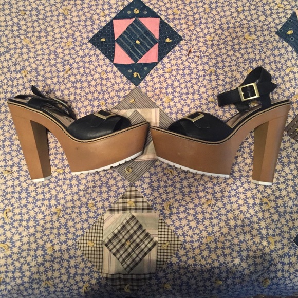 5" black peep toe strappy chunky heels. - Picture 3 of 4