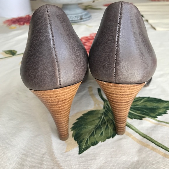 Tahari heels 👠 in almost new conditions - Picture 3 of 4