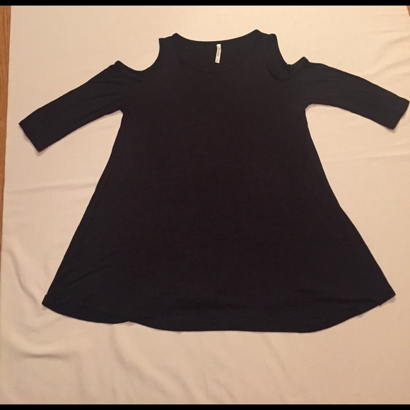 ❤Final Sale❤Cutout shoulder swing top. NWOT. - Picture 3 of 4