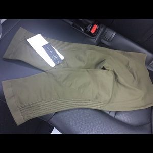 Lululemon NWT Flow & Go Crop Army Green Sz 4