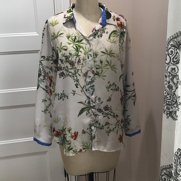 Zara Tops - Floral Zara Blouse 😍😍😍