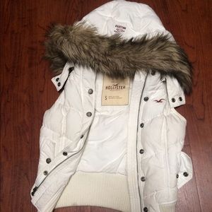 Hollister puff vest with detachable faux fur hood.