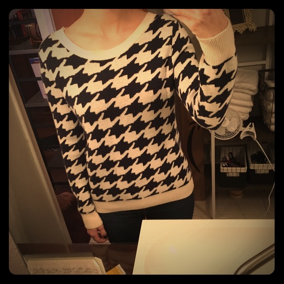 GAP Houndstooth Sweater - Picture 2 of 4