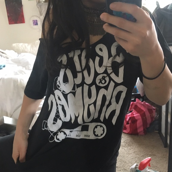 Off the shoulder graphic cut tee