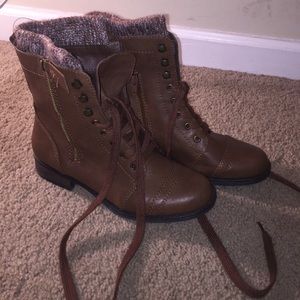 Boots with sock lining on rim