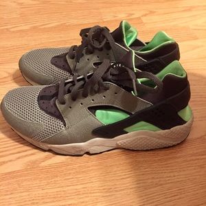 Mens Huaraches mint green/black & grey sneaker.