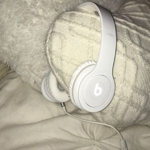 White solo Beats