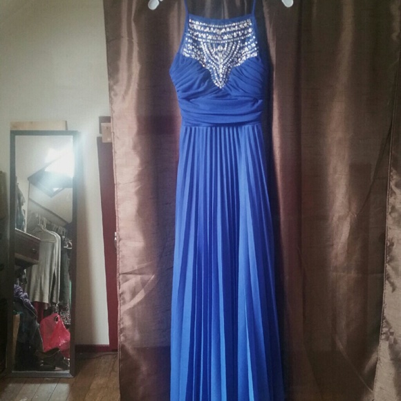 Vibrant blue prom dress 💙