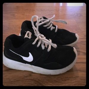 Kids Black Nike Tennis Shoes