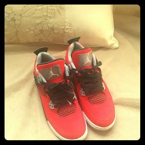 Jordan 4 Toro