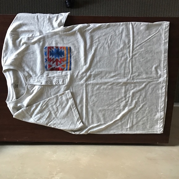 Men's short sleeve shirt.