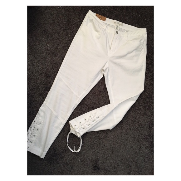 🔗Crop white moto lace up jeans🔗