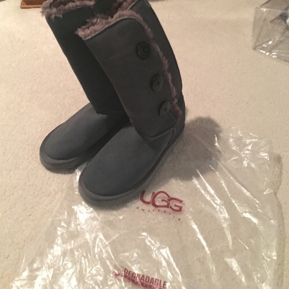 Uggs, brand new, never worn! Sz 7