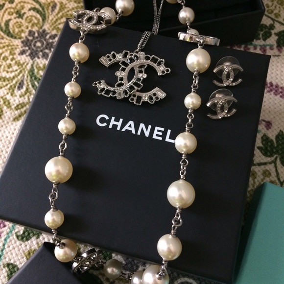 Stunning CHANEL Pearl Necklace with Silv Crys Logo