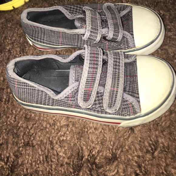 Boys size 7 Old Navy shoes