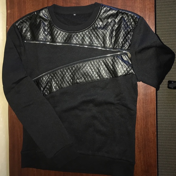 Long sleeve, black crew neck shirt.