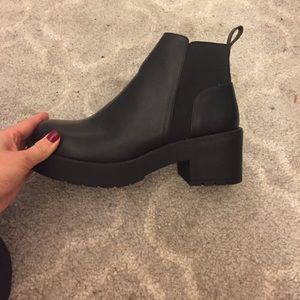Lipstik Exxtra black booties