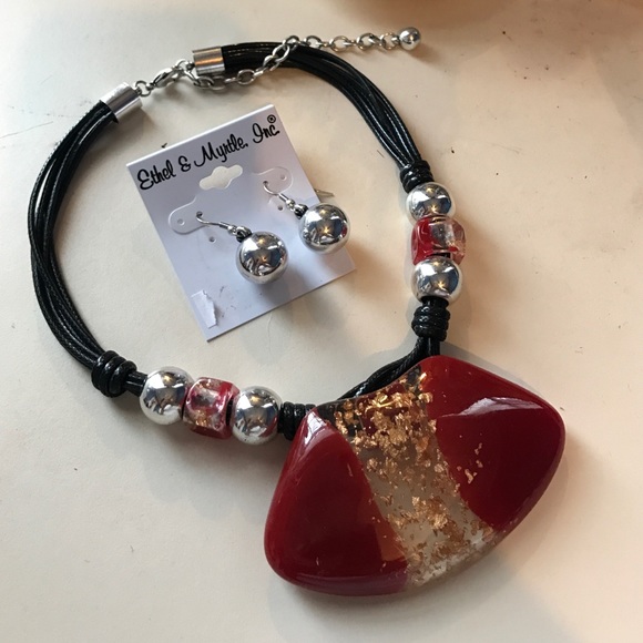 Red unique necklace with earrings