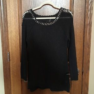 ❤️ Black sweater with silver loop chain detail.