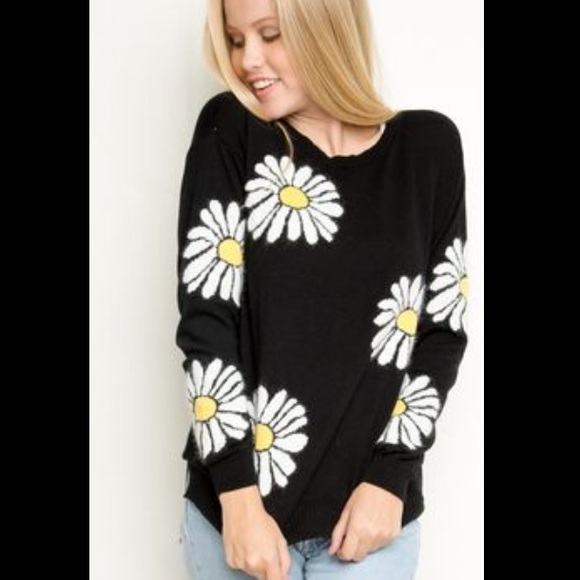 Brandy Melville super cute daisy sweater