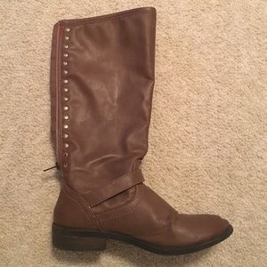 Brown boots with a zipper and gold buttons