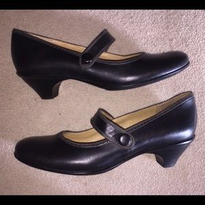 NEW Softspots Mary Jane style low heel pumps