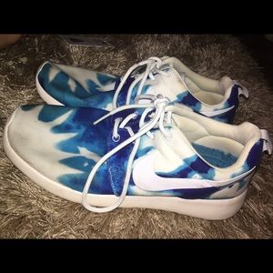 Nike roshe run size 7 womens