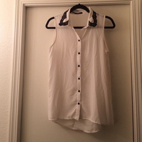 Sleeveless Blouse With Cute Black Accents