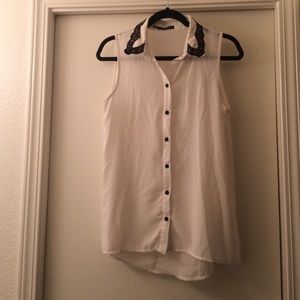 Sleeveless Blouse With Cute Black Accents