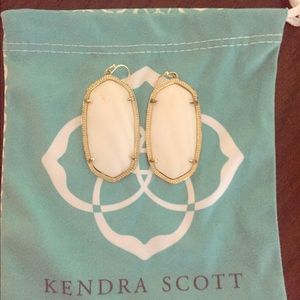 Kendra Scott Danielle Gold Earrings In White Pearl