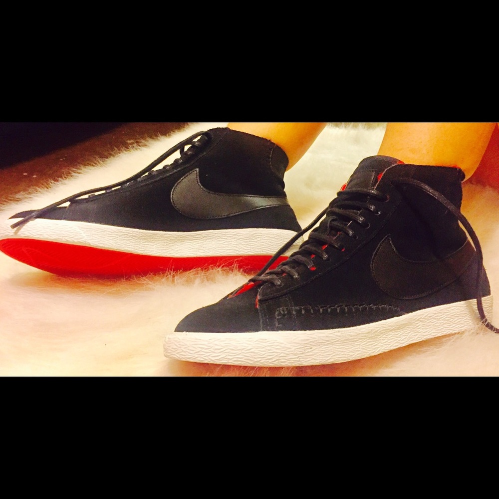 NWT👠Nike Premium Black Mid-Rise Sneakers